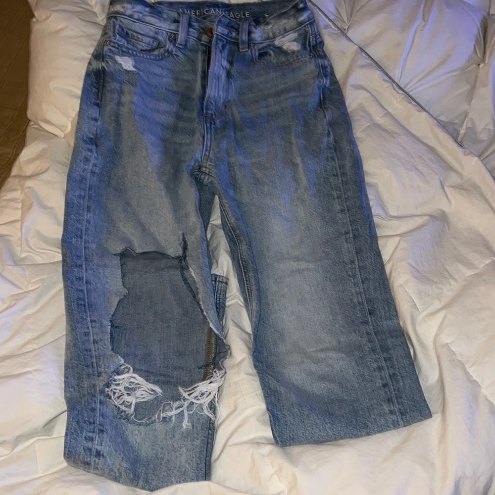 American eagle jeans distressed with a huge whole on the right leg. 00 Long